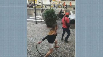 Sandra Mathias agrediu o entregador Max Angelo com uma coleira de cachorro - Divulgação / vídeo / G1