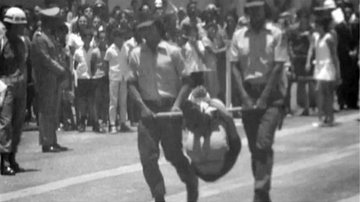 Divulgação / vídeo - Indígena Krenak amarrado a um pau de arara em Belo Horizonte