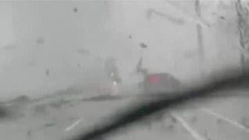 Carros viraram com a força dos ventos na Flórida - Divulgação / Twitter