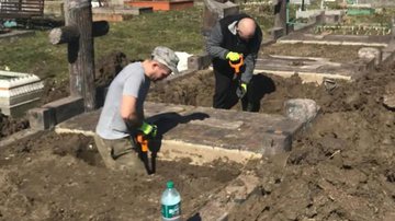Homens desenterram restos mortais em cemitério na Ucrânia - Divulgação / Volksbund