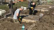Homens desenterram restos mortais em cemitério na Ucrânia - Divulgação / Volksbund