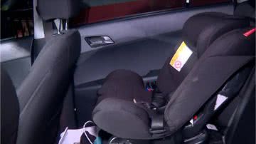 Interior do carro onde a criança foi encontrada - Divulgação / TV Globo