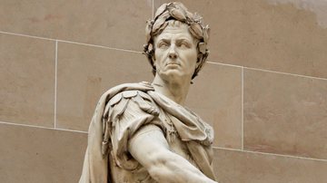 Estátua de Júlio César - Wikimedia Commons / Nicolas Coustou