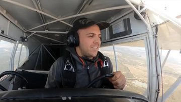 O piloto Trevor Jacob conduzindo aeronave - Divulgação / Youtube / Trevor Jacob