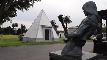 Estátua de Johnny Ramone e pirâmide ao fundo no Hollywood Forever Cemetery - Divulgação / vídeo / Youtube