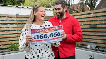 A britânica Lesley foi a grande vencedora do prêmio - Divulgação / Postcode Lottery