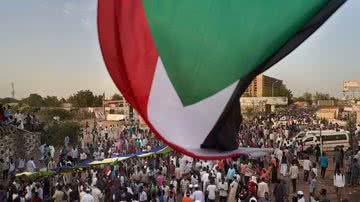 Bandeira do Sudão em meio a protesto na capital do país - Getty Images