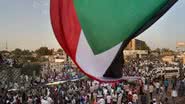 Bandeira do Sudão em meio a protesto na capital do país - Getty Images