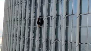 Homem escalo quinto maior prédio do mundo - Divulgação / vídeo / UOL