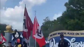 Bandeiras nazistas em protesto ocorrido na Flórida no último fim de semana - Divulgação / Twitter / @AnnaForFlorida