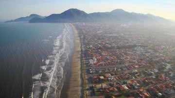 Imagem aérea da orla de Peruíbe - Wikimedia Commons / TV Tribuna