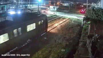 Ônibus foi atingido por trem - Divulgação / vídeo / TV Globo
