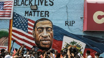 Manifestantes fotografam mural em homenagem a Floyd - Getty Images