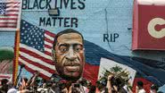 Manifestantes fotografam mural em homenagem a Floyd - Getty Images
