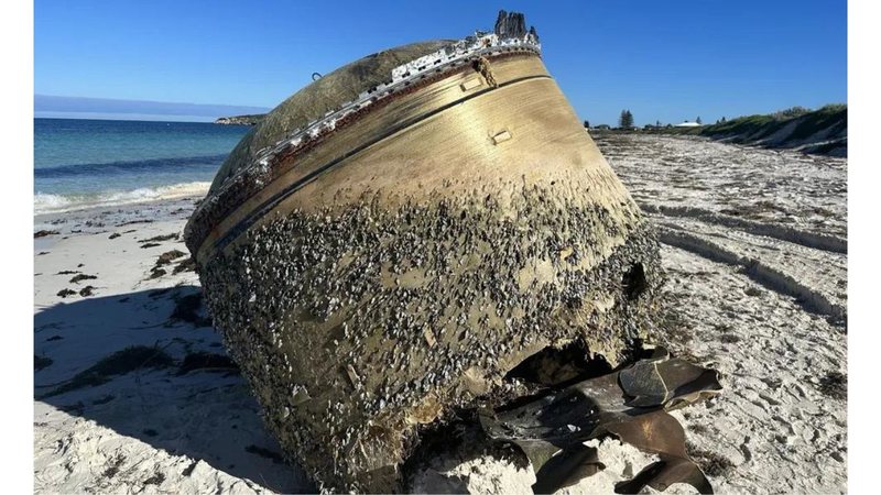 Objeto cilíndrico encontrado em praia australiana - Divulgação / Twitter / @AusSpaceAgency