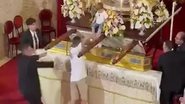 Homem entrou em igreja e deixou criança em altar - Divulgação / vídeo / Youtube / UOL