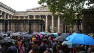 Pessoas do lado de fora do Museu Britânico na manhã desta terça-feira - Getty Images