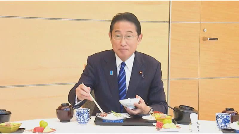 O primeiro ministro Fumio Kishida comendo frutos do mar - Divulgação/vídeo/Youtube/AFP Português