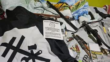 Material de cunho neonazista e supremacista apreendido pelas autoridades - Divulgação / Polícia Civil do RS