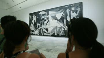 Visitantes observam o quadro 'Guernica1, de Pablo Picasso, no Museu Reina Sofía - Getty Images