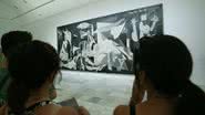 Visitantes observam o quadro 'Guernica1, de Pablo Picasso, no Museu Reina Sofía - Getty Images