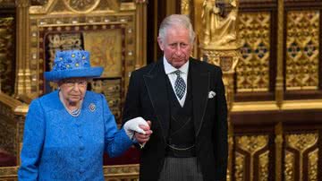 Elizabeth II ao lado de seu filho, o rei Charles III - Getty Images