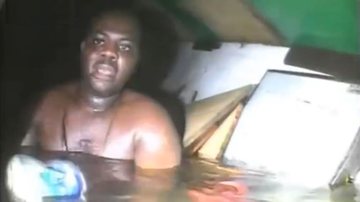 Harrison Okene no momento de seu resgate - Divulgação/vídeo/BBC