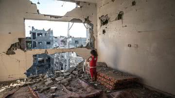 Criança palestina em residência bombardeada - Getty Images