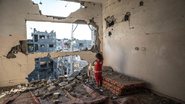 Criança palestina em residência bombardeada - Getty Images