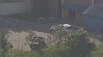 Carro da polícia em frente à Escola Estadual Sapopemba - Divulgação/vídeo/TV Globo