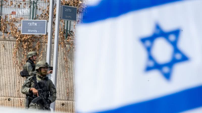 Bandeira de Israel e soldados israelenses ao fundo - Getty Images