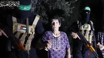 Yochved Lifschitz, de 85 anos, junto a integrantes do Hamas - Divulgação/vídeo/UOL