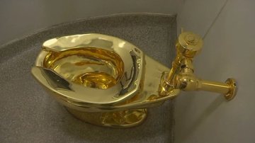Vaso sanitário dourado que foi roubado do palácio - Divulgação/vídeo/Youtube/Euronews