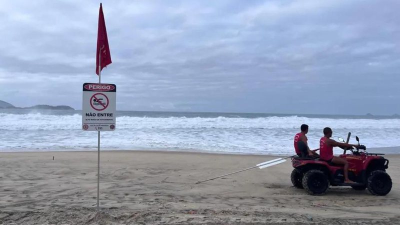 Bombeiros na praia de Ipanema durante as buscas pelo adolescente - Divulgação/Corpo de Bombeiros
