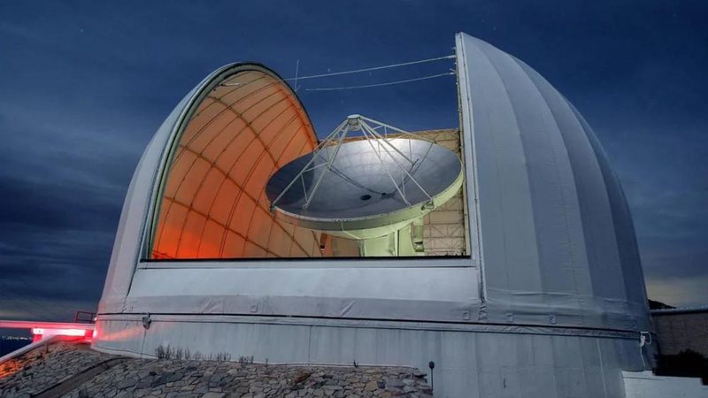 O radiotelescópio do Arizona Radio Observatory em Kitt Peak, nos EUA, utilizado para fazer a descoberta - Divulgação/Tom Folkers/Steward Observatory