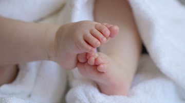 Imagem ilustrativa dos pés de um bebê - Imagem de Marjon Besteman por Pixabay