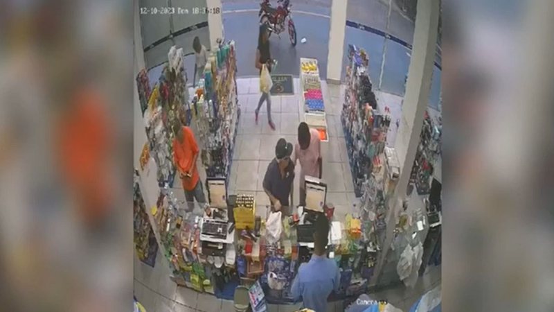 Idoso imobilizou ladrão em farmácia - Divulgação/vídeo/g1
