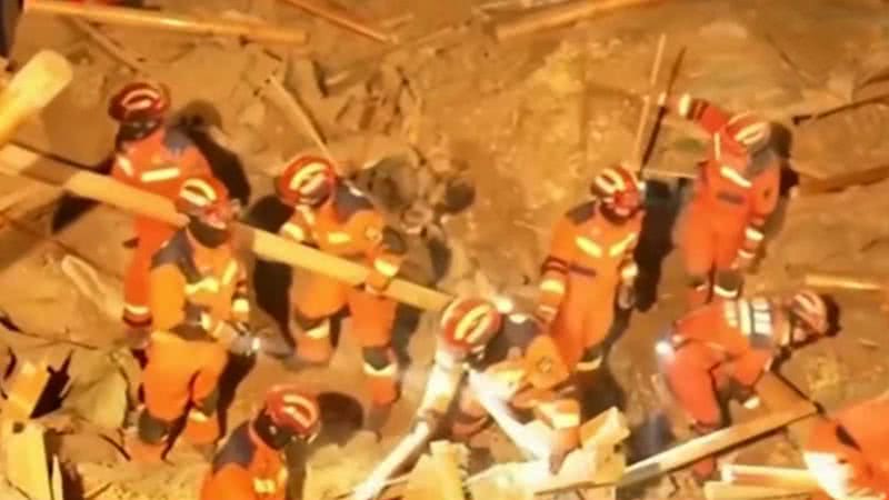 Equipe de resgate busca por sobreviventes após terremoto na China - Divulgação/vídeo/Youtube/BBC News