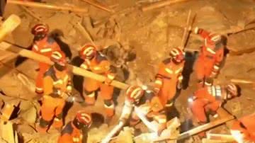 Equipe de resgate busca por sobreviventes após terremoto na China - Divulgação/vídeo/Youtube/BBC News