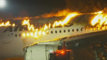 Aeronave em chamas no aeroporto - Divulgação/vídeo/g1