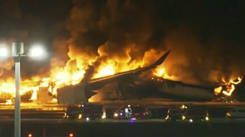 Aeronaves ficaram em chamas após colisão ocorrida nesta terça-feira, 2 - Divulgação/vídeo/G1