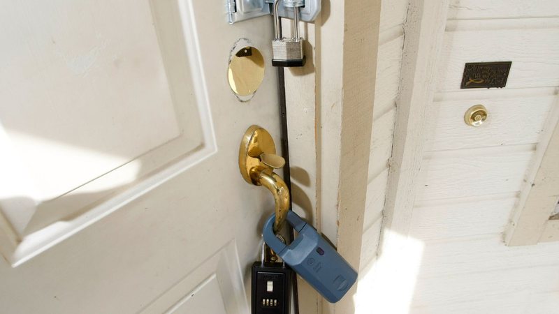 Imagem meramente ilustrativa de travas de segurança em uma porta residencial - Getty Images