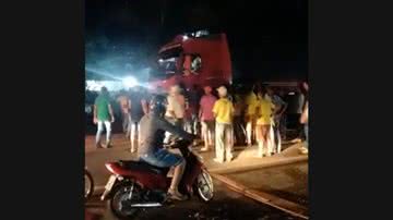 Motorista de caminhão atropelou manifestante ao furar bloqueio - Divulgação / vídeo / UOL