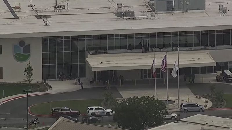 Escola americana onde o ocorreu tiroteio no Texas - Divulgação/YouTube/BBC News