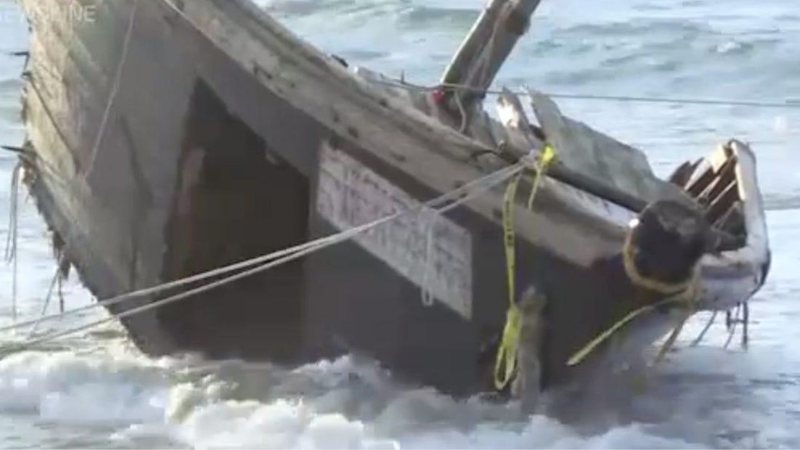 Uma das embarcações norte-coreanas não tripuladas que levou restos humanos até uma praia japonesa - NHK/Youtube/Divulgação