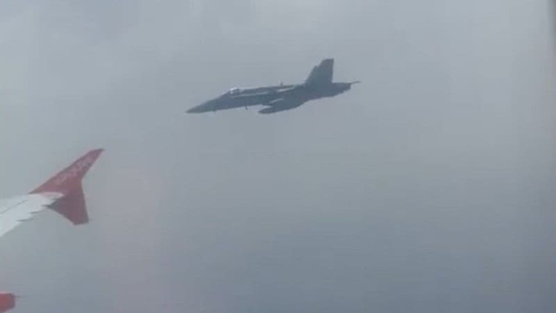 Registro feito pelos passageiros da areonave cercada pelos aviões militares - Divulgação/ Twitter @aviationbrk