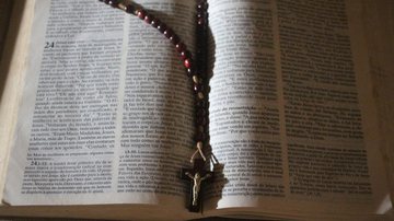 Imagem ilustrativa de terço sobre Bíblia - Imagem de Hellen Braga por Pixabay