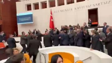 Briga generalizada em parlamento na Turquia - Reprodução / Twitter