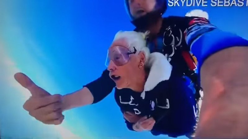 Ex-enfermeira da Segunda Guerra Mundial saltando de paraquedas