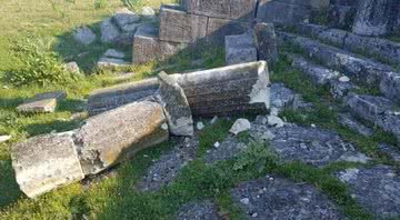 Coluna de mármore destruída na fonte monumental da antiga cidade de Apollonia - Himara